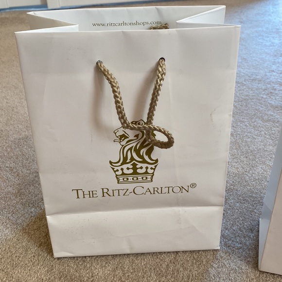 Bundle of 2 Ritz-Carlton shopping gift bags - Picture 5 of 13